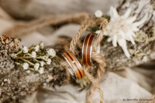 © Jennifer Grünauer Fotografie holzliebe - Holzschmuck & Eheringe aus Holz