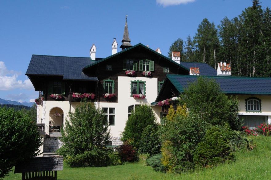 © https://media.hochzeit.click/image/upload/w_1800,c_fill,dpr_auto,f_auto/v1616696159/hochzeitclick01/izracsxf0s18mkq7vpqg.jpg Jagdschloss Villa Falkenhof