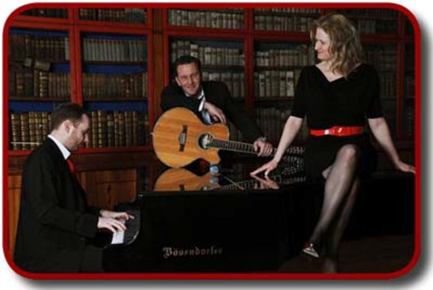 © https://media.hochzeit.click/image/upload/w_1800,c_fill,dpr_auto,f_auto/v1632589260/hochzeitclick01/oal4pibs1hdme2o4fvtm.jpg Die Hochzeitsband
