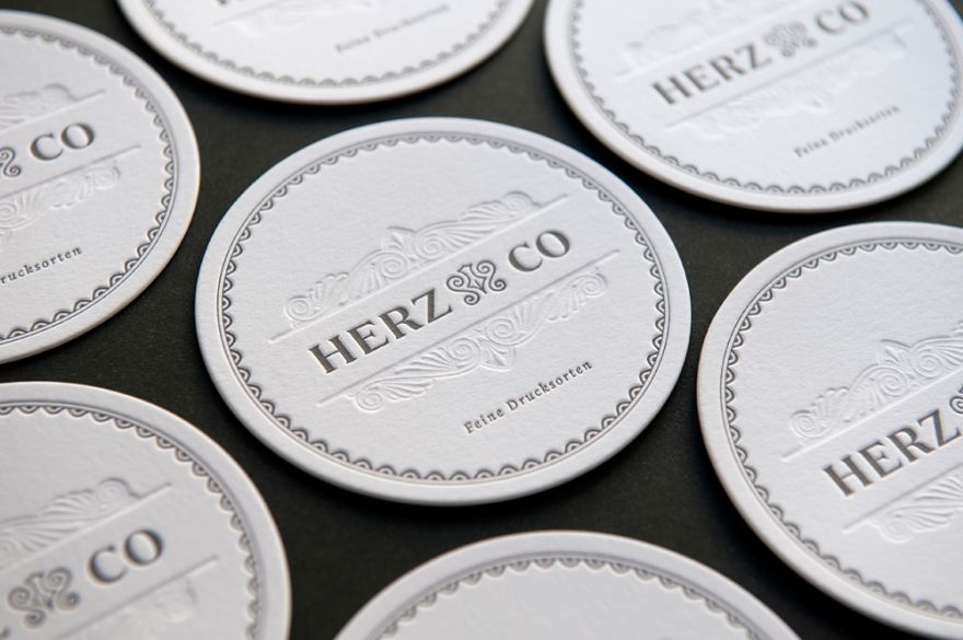 © https://media.hochzeit.click/image/upload/w_1800,c_fill,dpr_auto,f_auto/v1666108120/hochzeitclick01/78622/HerzCo_Coaster1.jpg Herz und Co