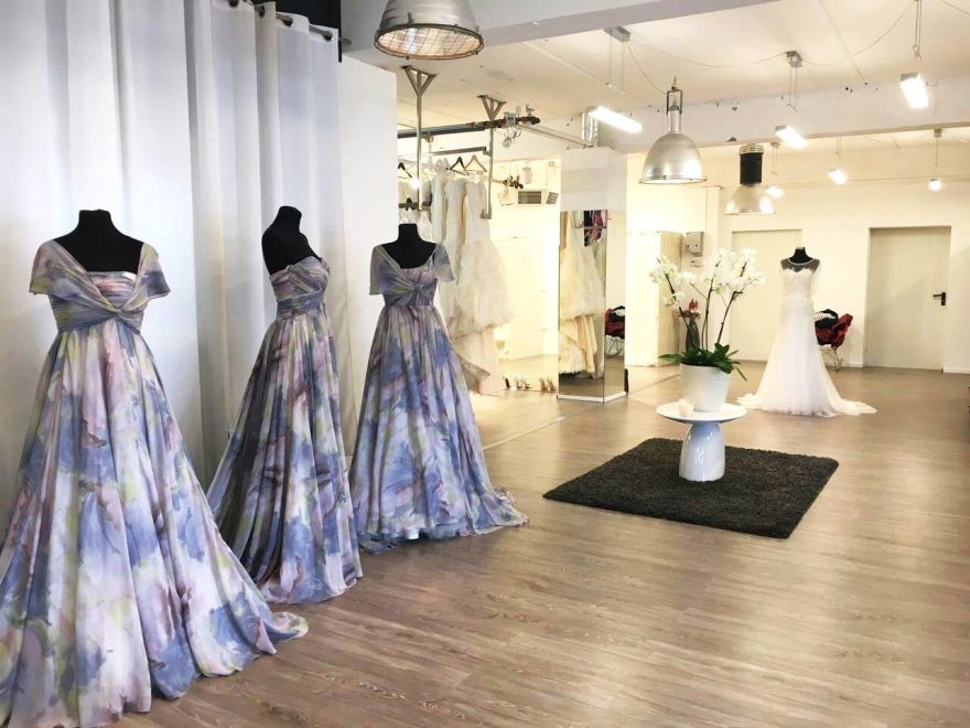 © https://media.hochzeit.click/image/upload/w_1800,c_fill,dpr_auto,f_auto/v1666108675/hochzeitclick01/48966/15393010_817697031667405_1138486859091066155_o.jpg Your Dress