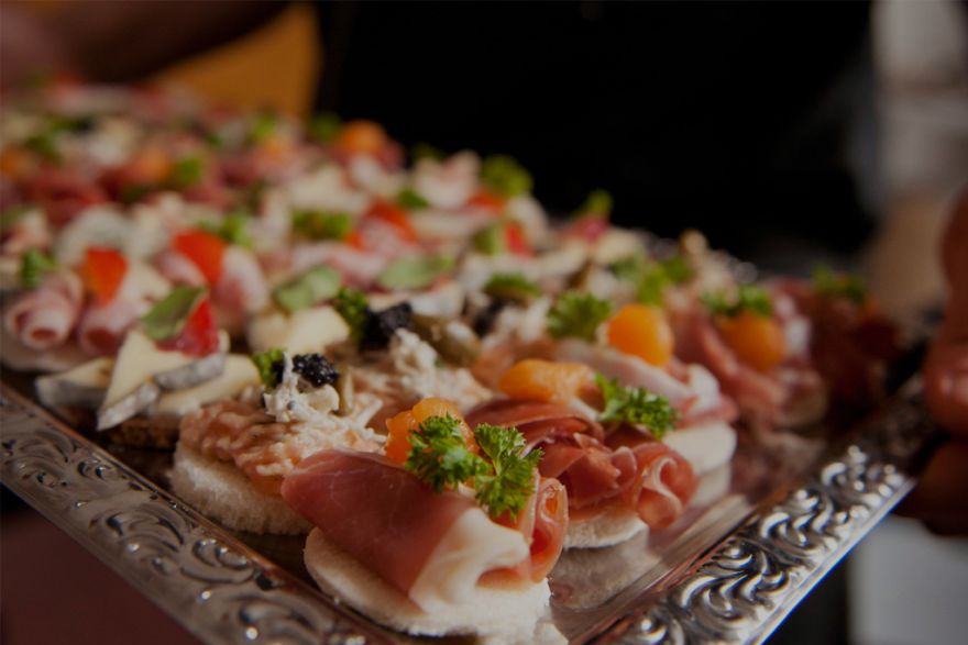 © https://media.hochzeit.click/image/upload/w_1800,c_fill,dpr_auto,f_auto/v1666108703/hochzeitclick01/47820/agape-header.jpg Agape Catering