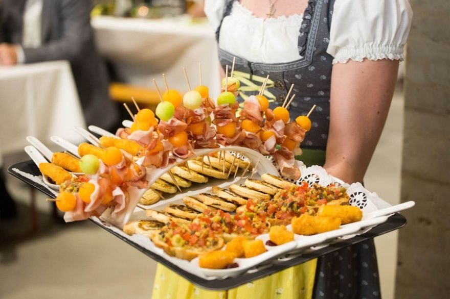 © https://media.hochzeit.click/image/upload/w_1800,c_fill,dpr_auto,f_auto/v1666109045/hochzeitclick01/36112/siwa-catering.jpg SiWa Catering