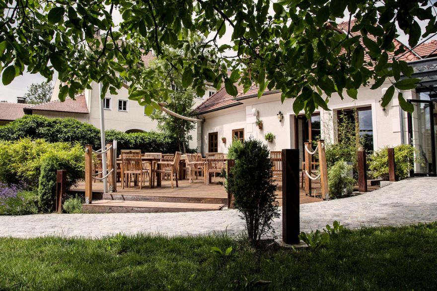 © https://media.hochzeit.click/image/upload/w_1800,c_fill,dpr_auto,f_auto/v1666109831/hochzeitclick01/23410/hochzeitslocation-wien-severin.jpg Severin