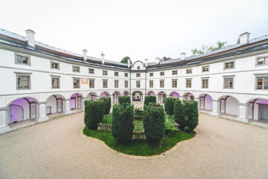© https://media.hochzeit.click/image/upload/w_1800,c_fill,dpr_auto,f_auto/v1666109994/hochzeitclick01/2059/hochzeitslocation-schloss-kammer-attersee-00121.jpg Schloss Kammer