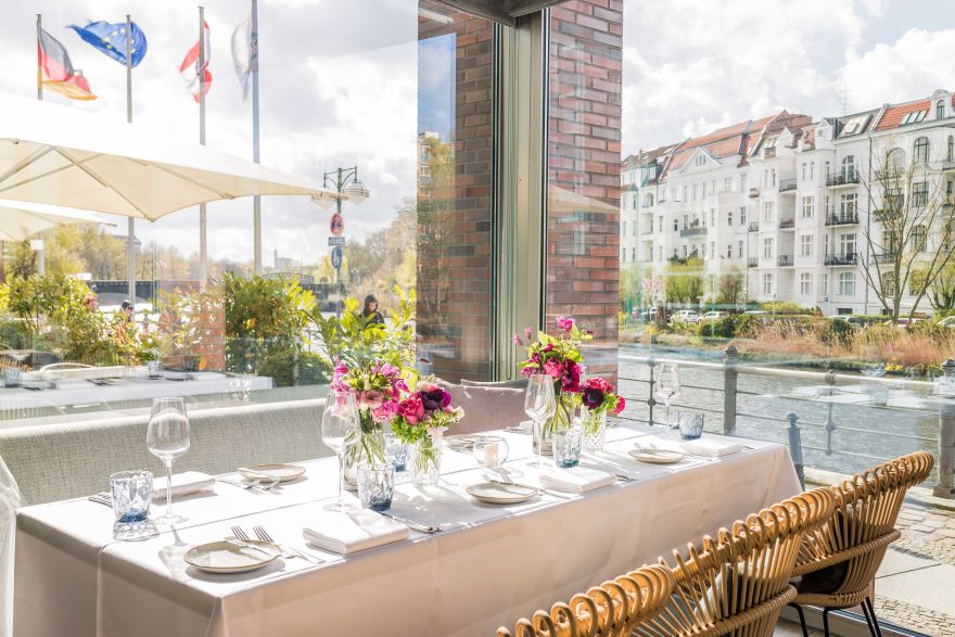 CARL & SOPHIE Spree Restaurant