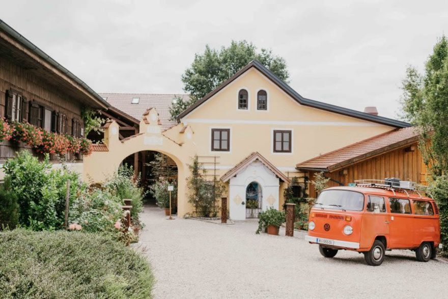 Der Loryhof