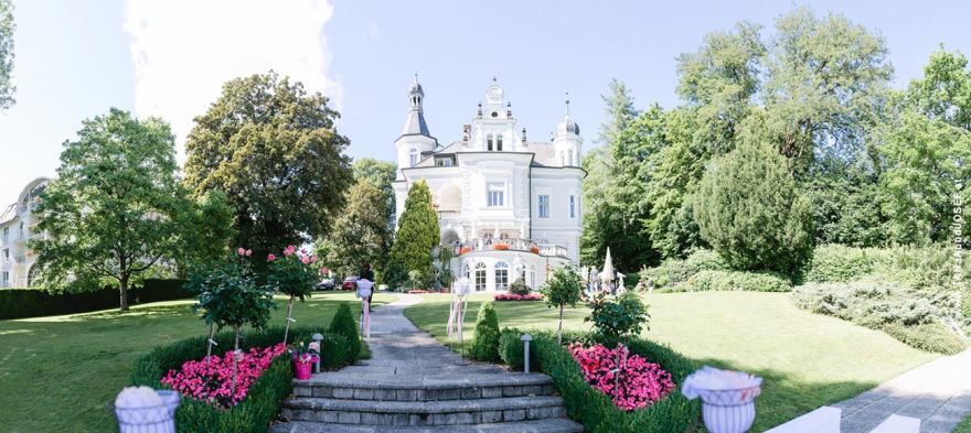 © https://media.hochzeit.click/image/upload/w_1800,c_fill,dpr_auto,f_auto/v1686224093/hochzeitclick01/2380/26843.jpg parkvilla-woerth