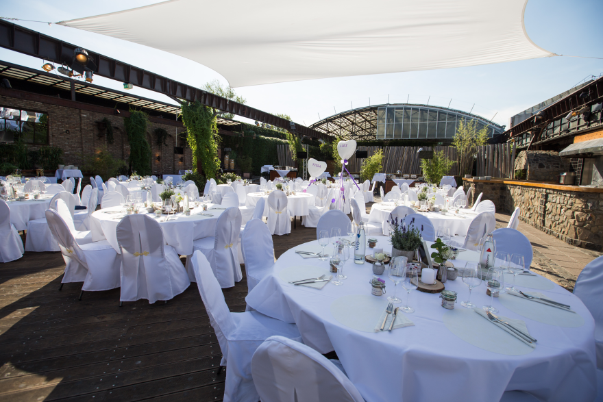 © https://media.hochzeit.click/image/upload/w_1800,c_fill,dpr_auto,f_auto/v1686225411/hochzeitclick01/tOcD6HiFU1MVRm58aSksAXjjoU43/261527.png DIE HALLE Tor 2