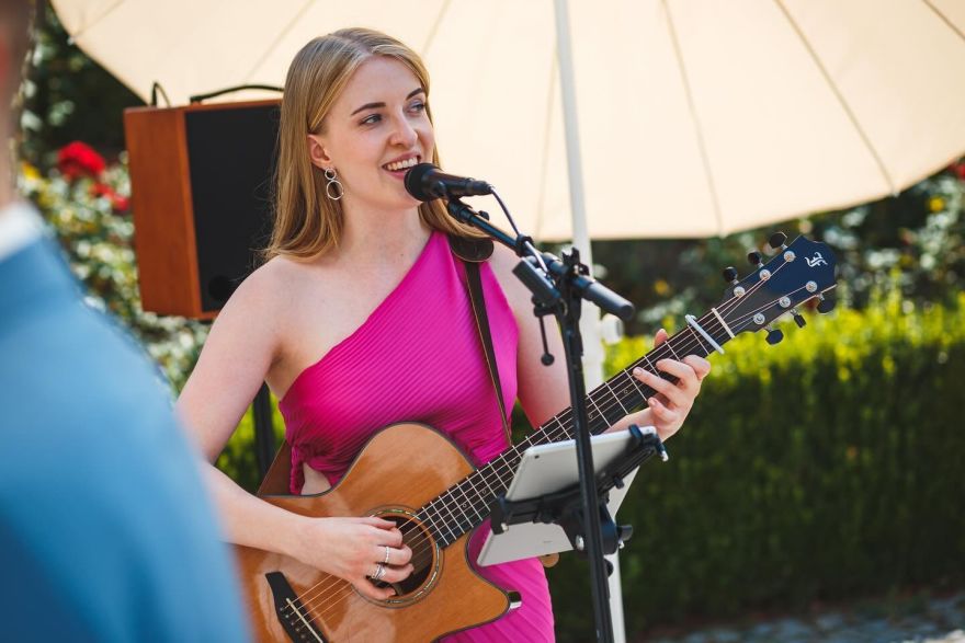 Sophie Peraus - Singing lovers down the aisle