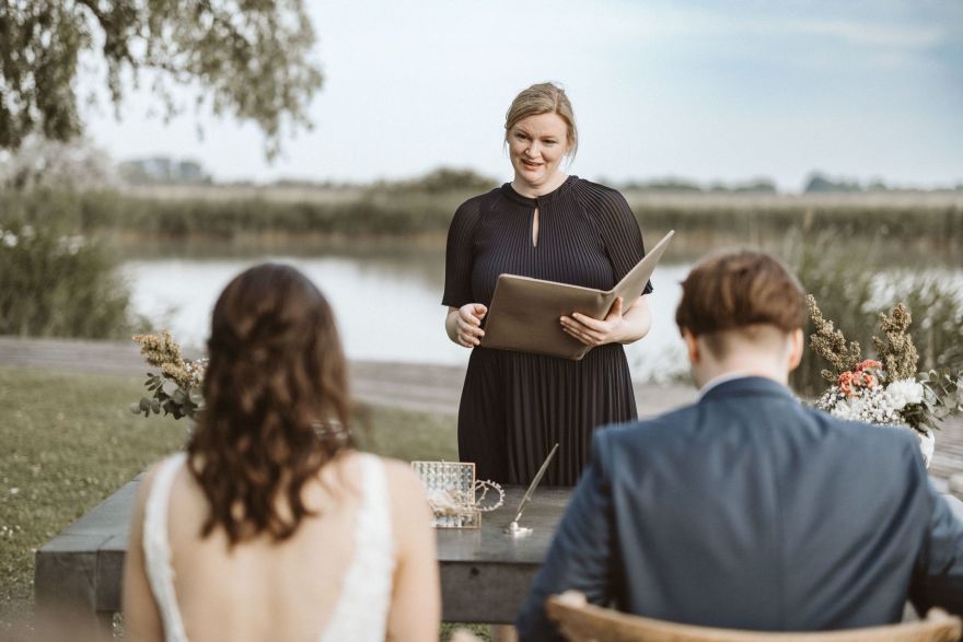 © https://media.hochzeit.click/image/upload/w_1800,c_fill,dpr_auto,f_auto/v1730268333/MyHochzeitclick/FHcpzJXr32ZA31hJov8bCqgXkF82/-hochzeitsredner-uebersicht-by-hochzeitclick-1730268324631.jpg Traurednerin Bettina Schabschneider