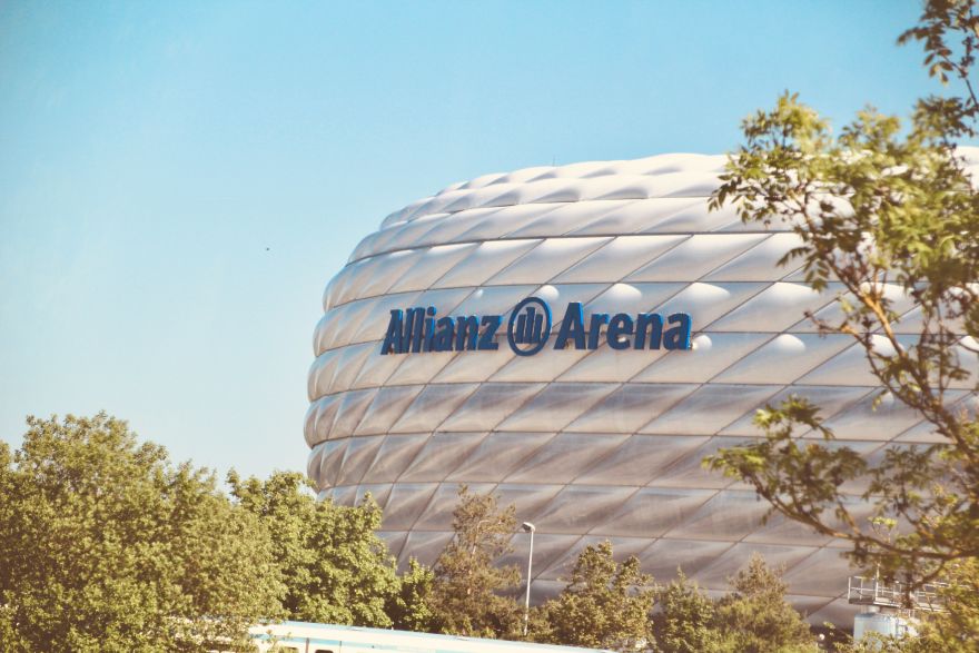 © https://media.hochzeit.click/image/upload/w_1800,c_fill,dpr_auto,f_auto/v1741174447/hochzeitclick01/pgdsepurlqhea8ohrye0.jpg Allianz Arena München