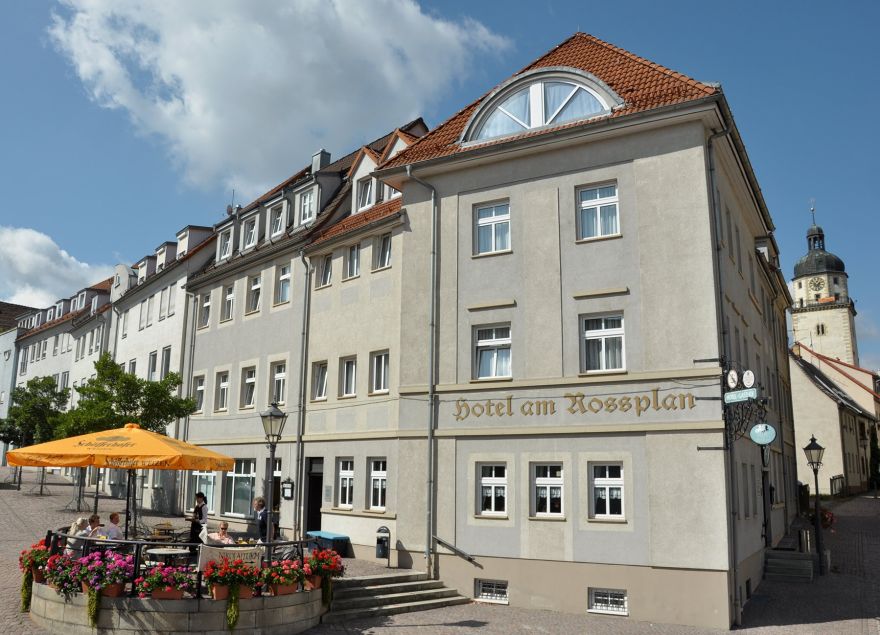 © https://media.hochzeit.click/image/upload/w_1800,c_fill,dpr_auto,f_auto/v1741252232/hochzeitclick01/yowxq5q9epeth5onibj5.jpg Am Rossplan
