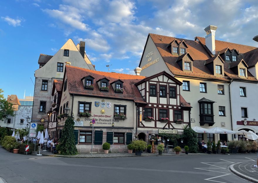 © https://media.hochzeit.click/image/upload/w_1800,c_fill,dpr_auto,f_auto/v1744963835/hochzeitclick01/iauslhci7kilaazlgksm.jpg Historische Bratwurstküche Zum Gulden Stern