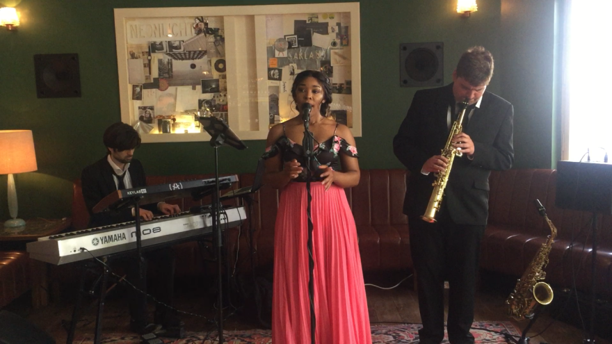 NONHLE BERYL - Solo // Duo // Jazz Trio // DJ & Live Musik // Party Band