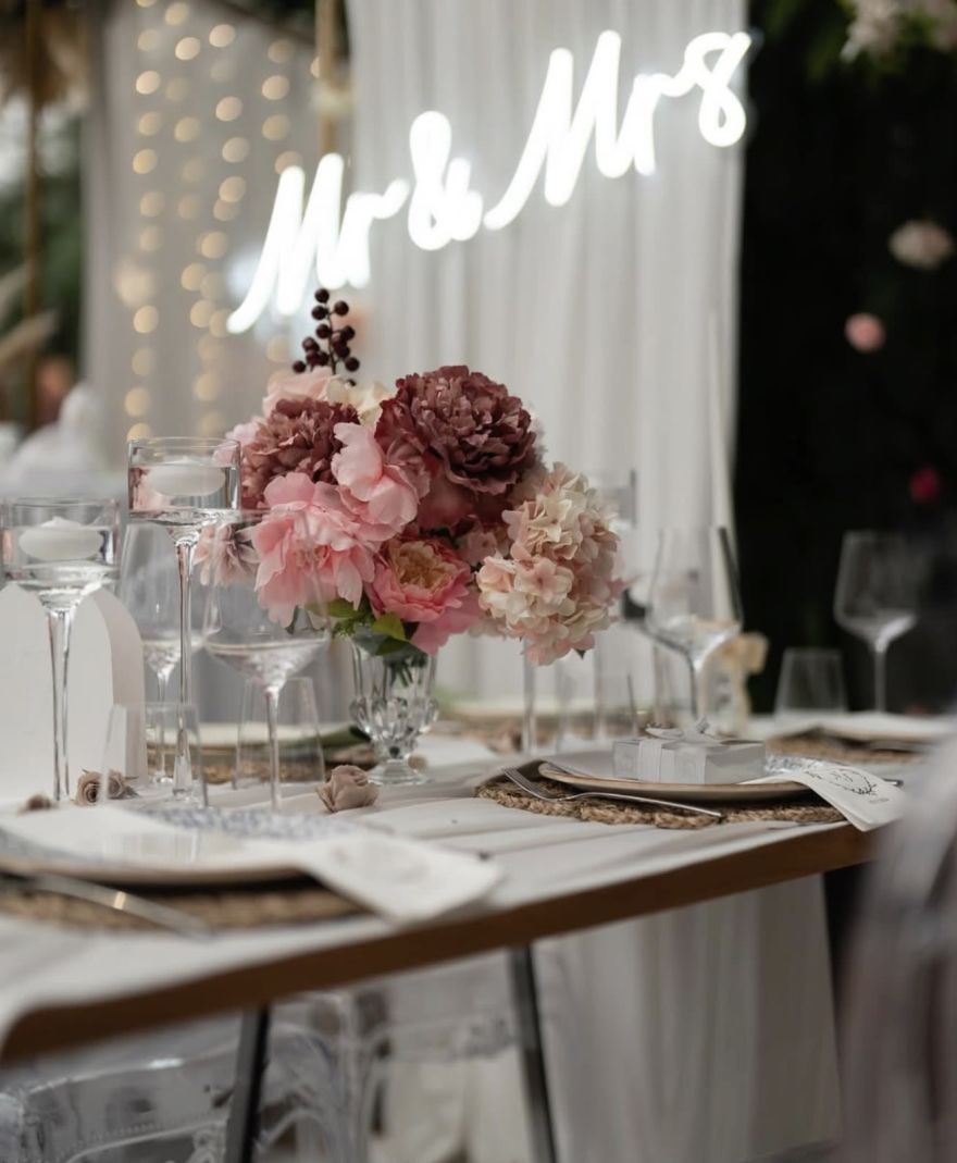 © https://media.hochzeit.click/image/upload/w_1800,c_fill,dpr_auto,f_auto/v1759744082/MyHochzeitclick/pE0O0ZrMNZZXoloxBa0p5w7F9vH3/plan-with-bouquet-weddingplanner-uebersicht-by-hochzeitclick-1759744069687.jpg Plan with Bouquet