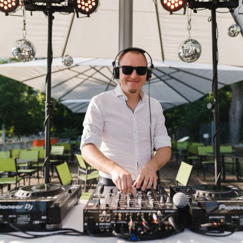 DJ Feer - Event & Wedding DJ