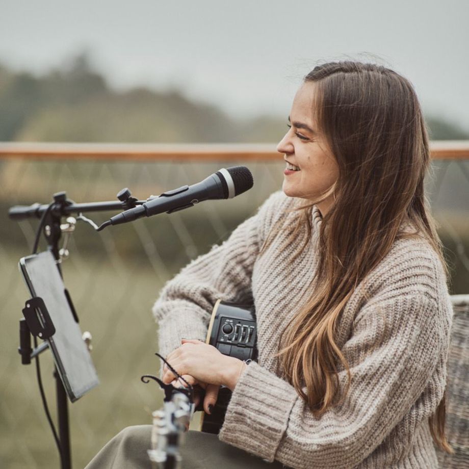 Sara Sings Live