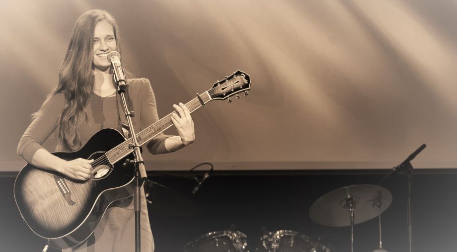 Sarah singt.at